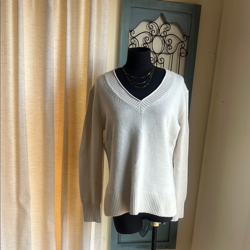 Banana Republic White V-Neck Sweater Classic Knit